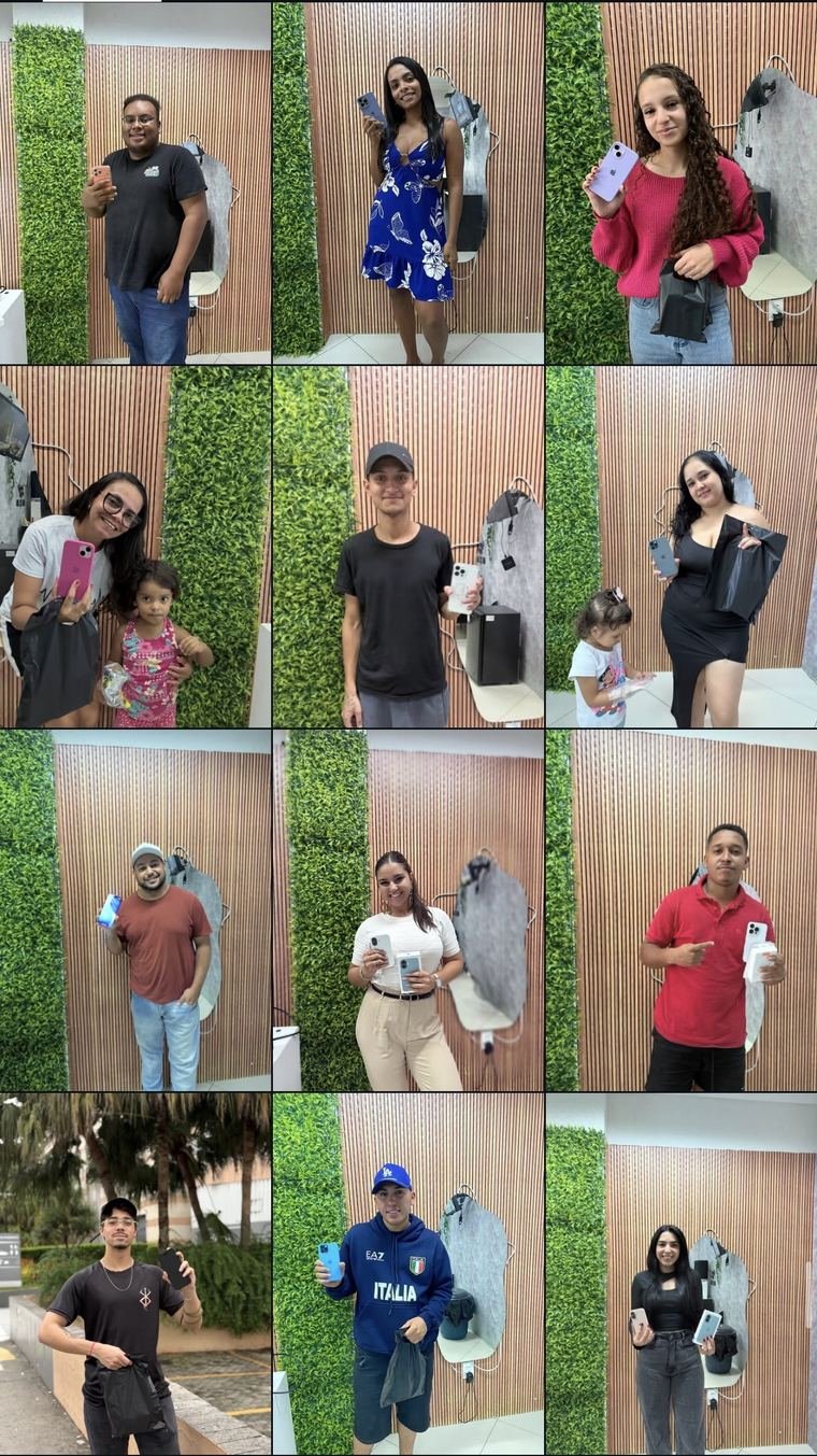 Clientes da Pub do Eletrônico com os aparelhos que compraram